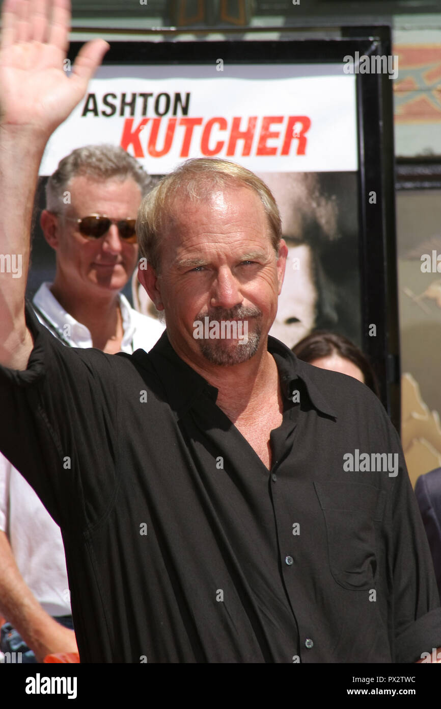 Kevin Costner 09/06/06 Kevin Costner HANDPRINT CERIMONIA @ Grauman's Chinese Theater, Hollywood foto di Giu Matsuda/HNW / PictureLux Settembre 6, 2006 File riferimento # 33686 713HNWPLX Foto Stock