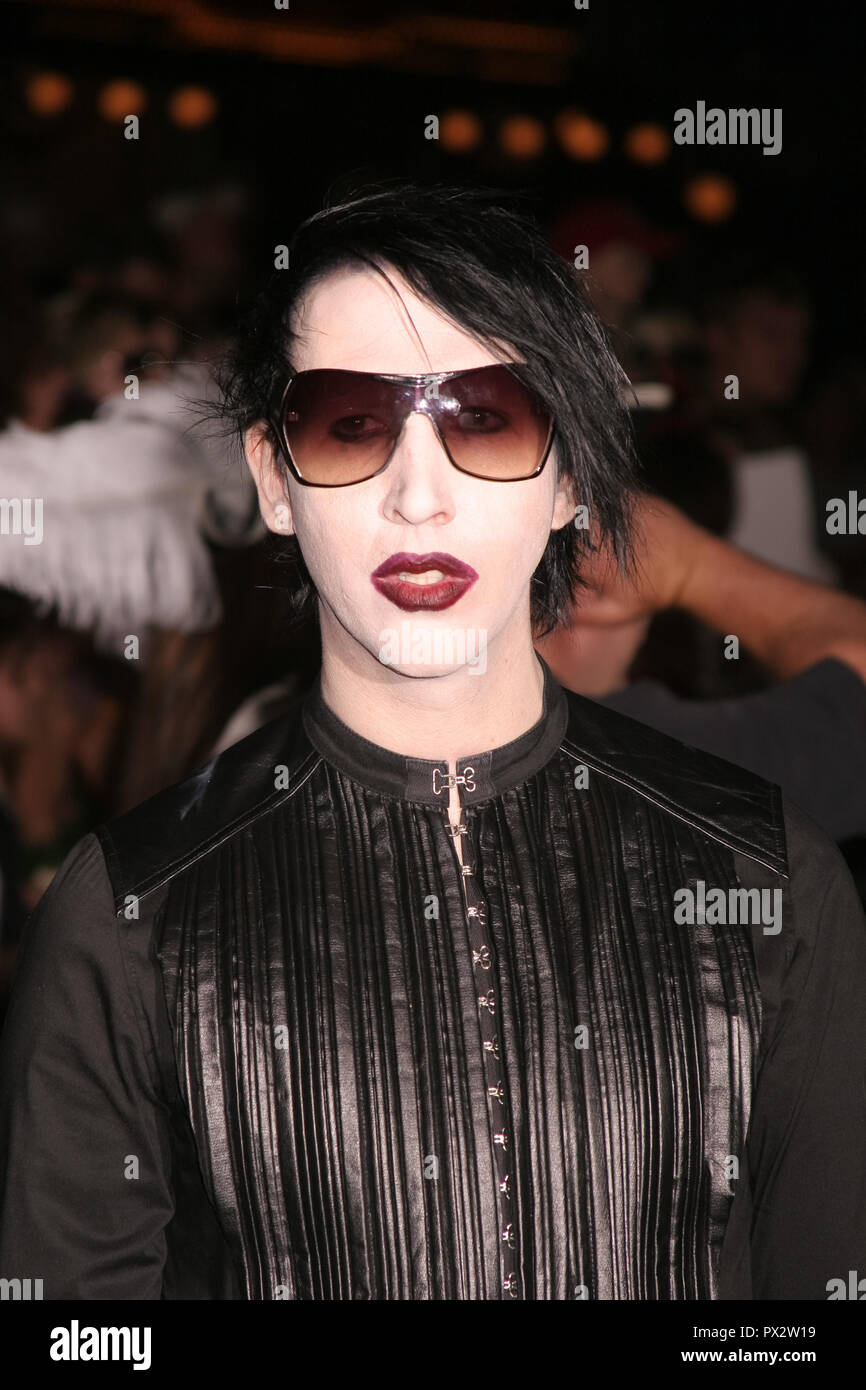 Marilyn Manson 06/24/06 "Pirati dei Caraibi:forziere fantasma' Premiere @ Disneyland, Anaheim Foto di Ima Kuroda/HNW / PictureLux Giugno 24, 2006 File riferimento # 33686 803HNWPLX Foto Stock