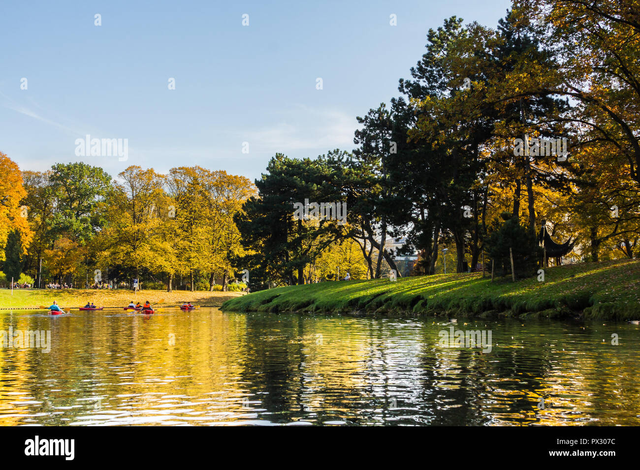 Gita in kayak sul fiume Daugava e il canale attorno alla città vecchia, in chiusura di stagione il 13 ottobre 2018 Foto Stock