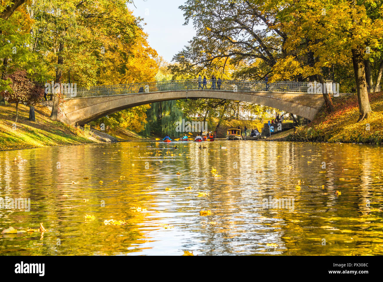 Gita in kayak sul fiume Daugava e il canale attorno alla città vecchia, in chiusura di stagione il 13 ottobre 2018 Foto Stock