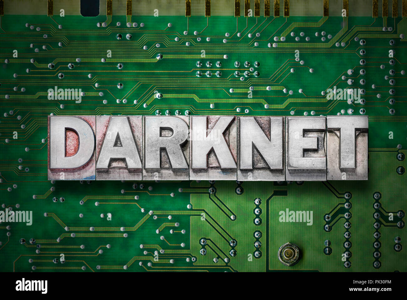 Darknet parola fatta dalla stampa tipografica metallici isolati sulla scheda pc sfondo Foto Stock