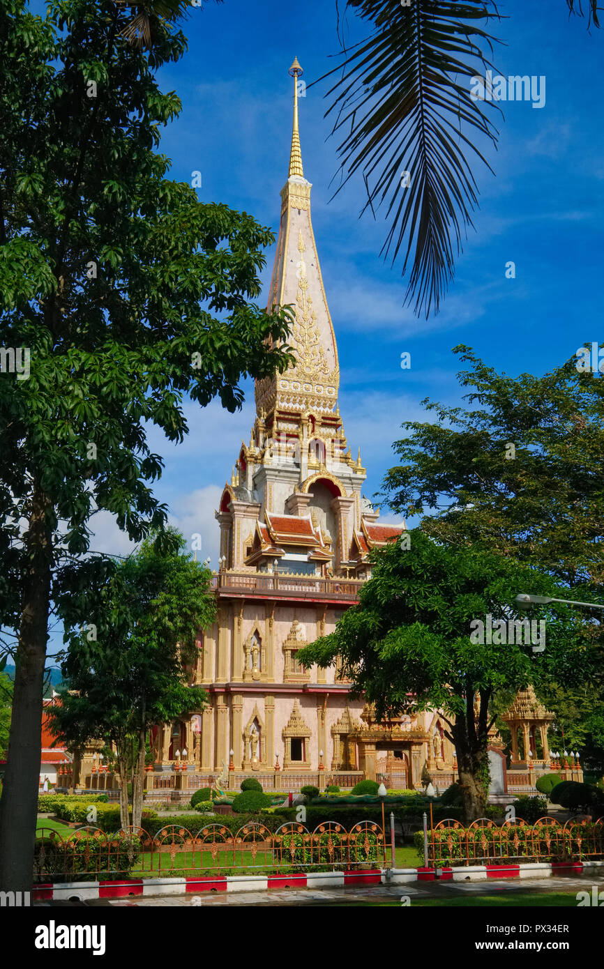 Phra Mahathat Chedi, parte di Wat Chalong (o Wat Chaitaram) in Phuket, Thailandia, contenente un frammento di Buddha osso chiamato Phra Borom Sareerikatat Foto Stock