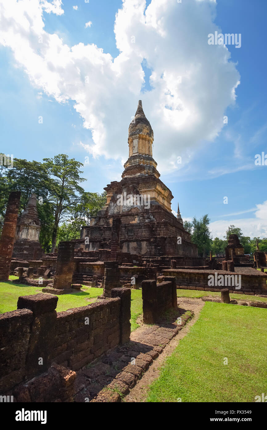 UNESCO World Heritage Site Wat Jedi Jed Teaw in Si Satchanalai parco storico, Sukhothai, Thailandia. Foto Stock