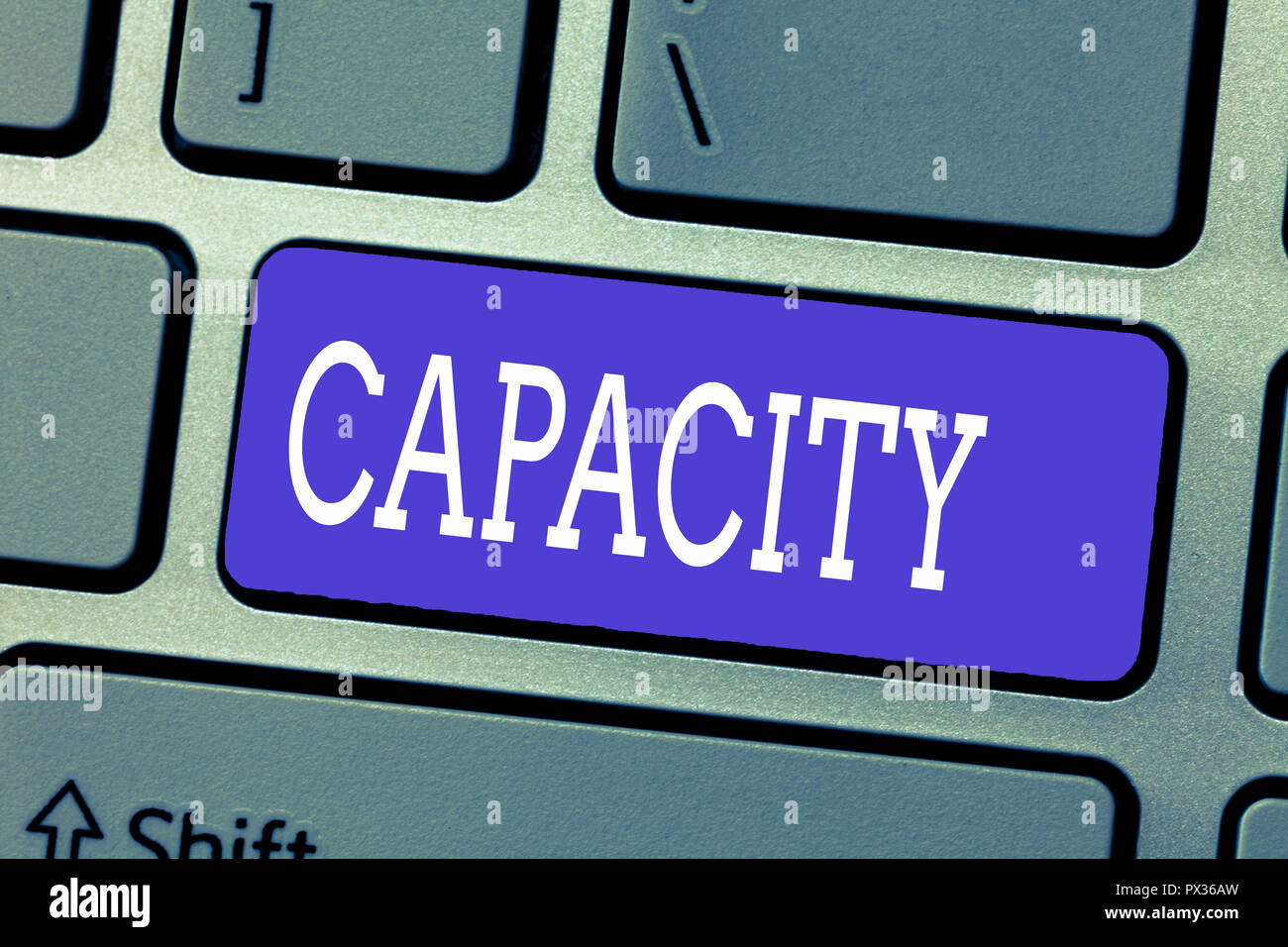 Testo della scrittura di capacità. Concetto significato importo massimo che qualcosa può contenere o produrre tempo specifico. Foto Stock