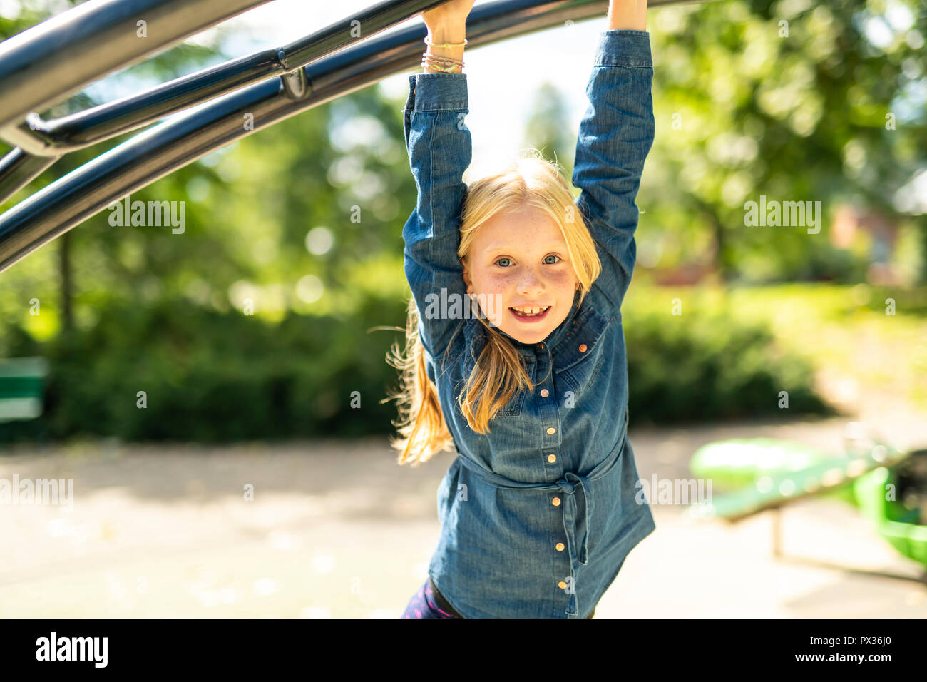 Un adorabile bambina godendo il suo tempo in posizione di parcheggio Foto Stock