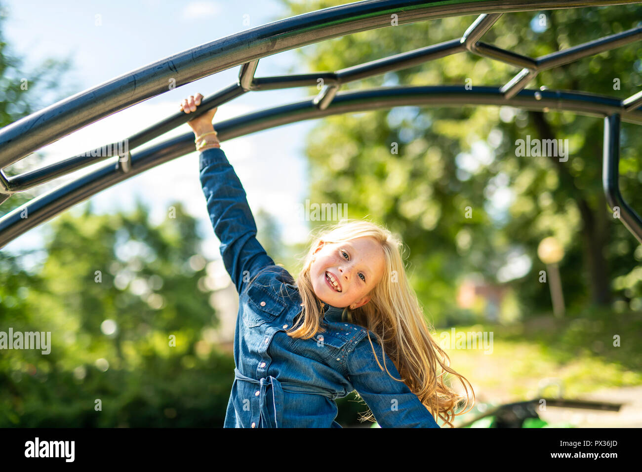 Un adorabile bambina godendo il suo tempo in posizione di parcheggio Foto Stock