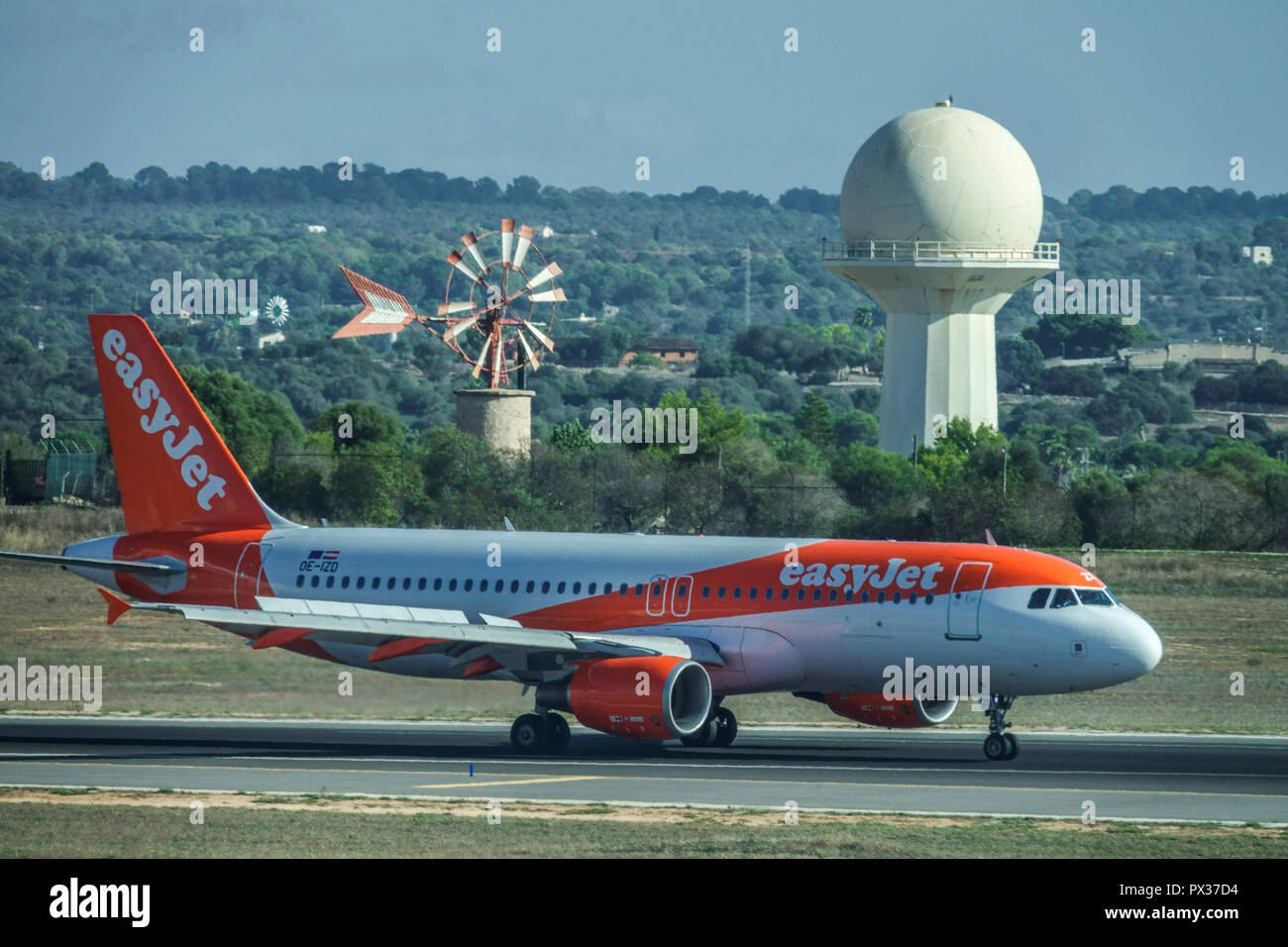 L'aereo easyJet corre sulla pista di Palma di Maiorca, Spagna e Europa Foto Stock