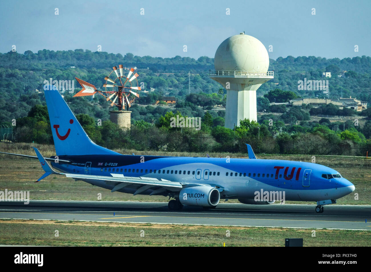 Aereo TUI Boeing 737-300, aereo rullante sulla pista TUI Aircraft Palma de Mallorca Spagna Europa aereo sulla pista Jetliner, controllo del traffico aereo, aeroporto radar Foto Stock