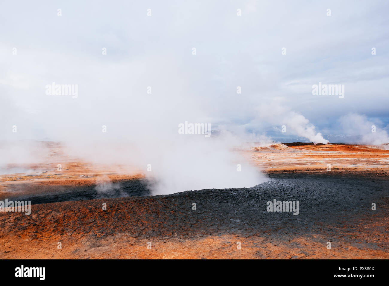 Namafjall - area geotermica in campo di Hverir. Paesaggio che le piscine di fango bollente e le sorgenti di acqua calda. Turistici e attrazioni naturali in Islanda Foto Stock