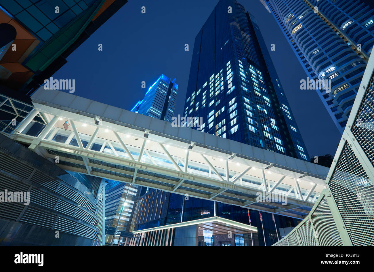 Basso angolo vista del ponte pedonale e grattacielo ufficio edificio , scena notturna Foto Stock