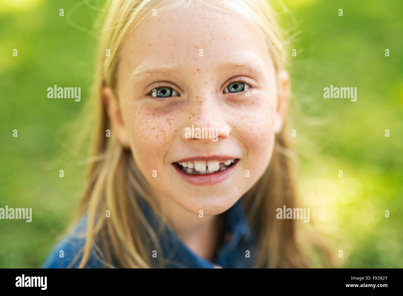 Un adorabile bambina godendo il suo tempo in posizione di parcheggio Foto Stock