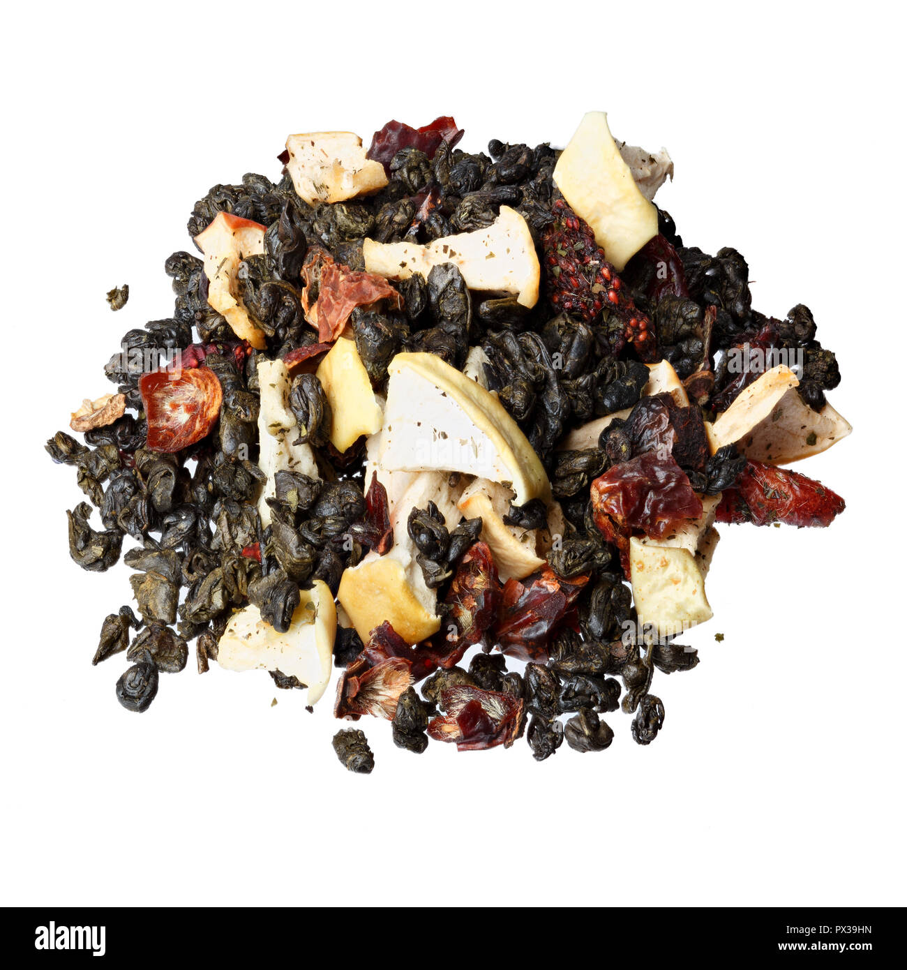 Mix di tè verde con una fragola, mele, mirtillo rosso e rosa canina cluse-up. Foto Stock