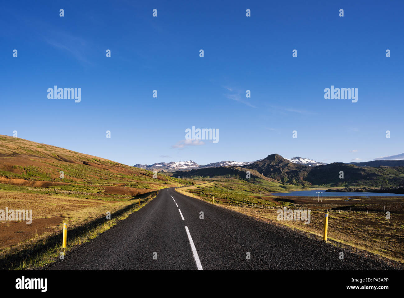 Strada in Islanda. Paesaggio estivo con vista montagna. Cielo blu chiaro, tempo soleggiato Foto Stock
