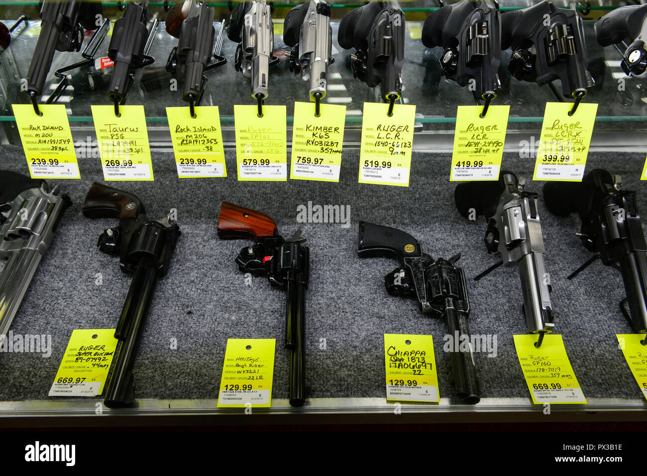 Stati Uniti d'America, Virginia, anteriore Royal, dipartimento di arma in super mercato re rurale Foto Stock