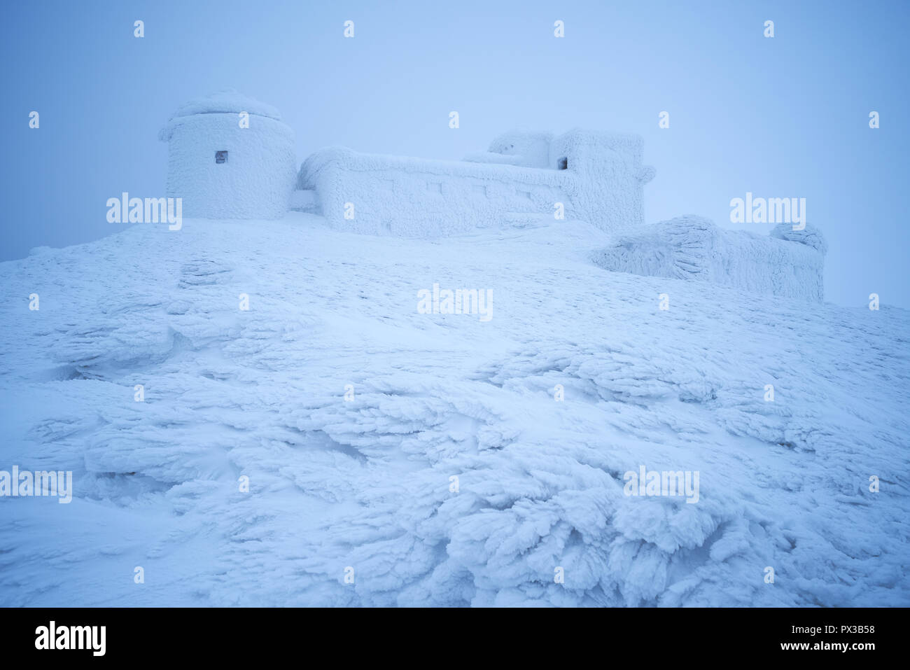 Osservatorio di brina su un picco di montagna. Il gelo e firn dopo la tempesta di neve. Neve e ghiaccio coprire Foto Stock