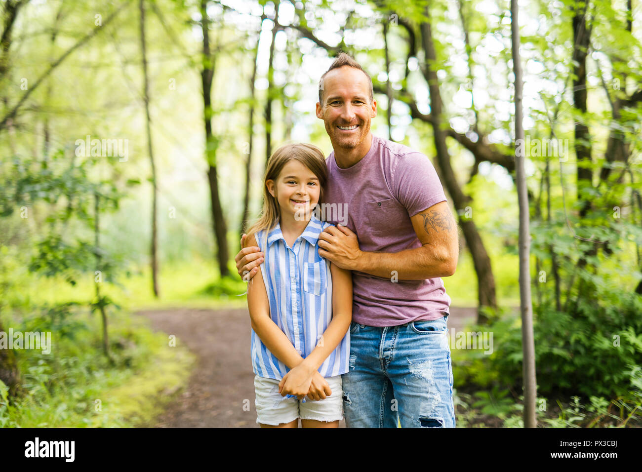 Padre divertirsi nella foresta con sua figlia Foto Stock