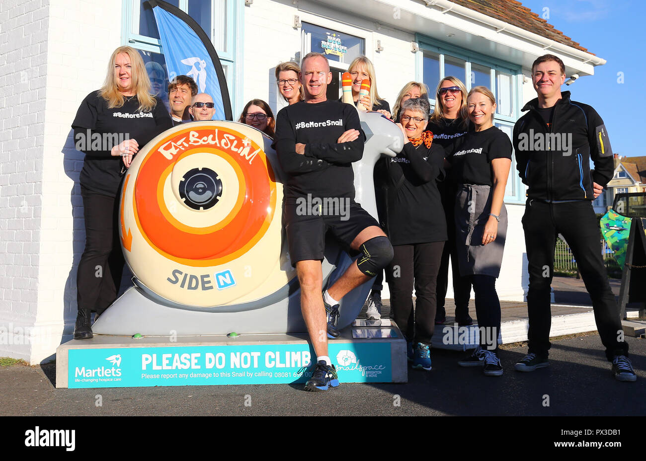 DJ Norman Cook pone con i sostenitori in Brighton come lui diventa Fatboy lenta per il giorno per dare la caccia a 50 lumaca gigante sculture a piedi per raccogliere fondi per la Martlets ospizio. Egli sarà in tour la decorata individualmente figurine intorno a 26 miglio percorso attraverso la Brighton e Hove in una giornata in aiuto della carità che si prende cura dei malati terminali nel Sussex. Foto Stock