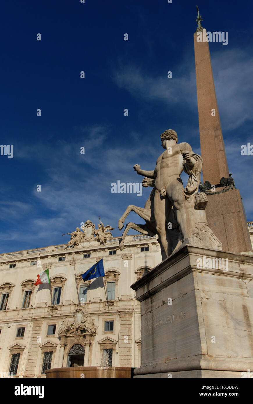 Corte Costituzionale della Repubblica Italiana palazzo sul colle del Quirinale a Roma con antica statua romana e obelisco egiziano Foto Stock