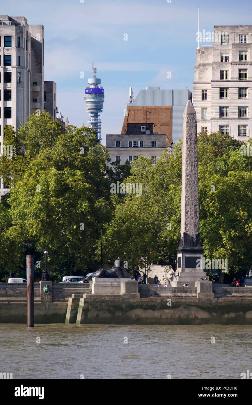 Cleopatra Needle con la BT Tower in background, Londra Foto Stock