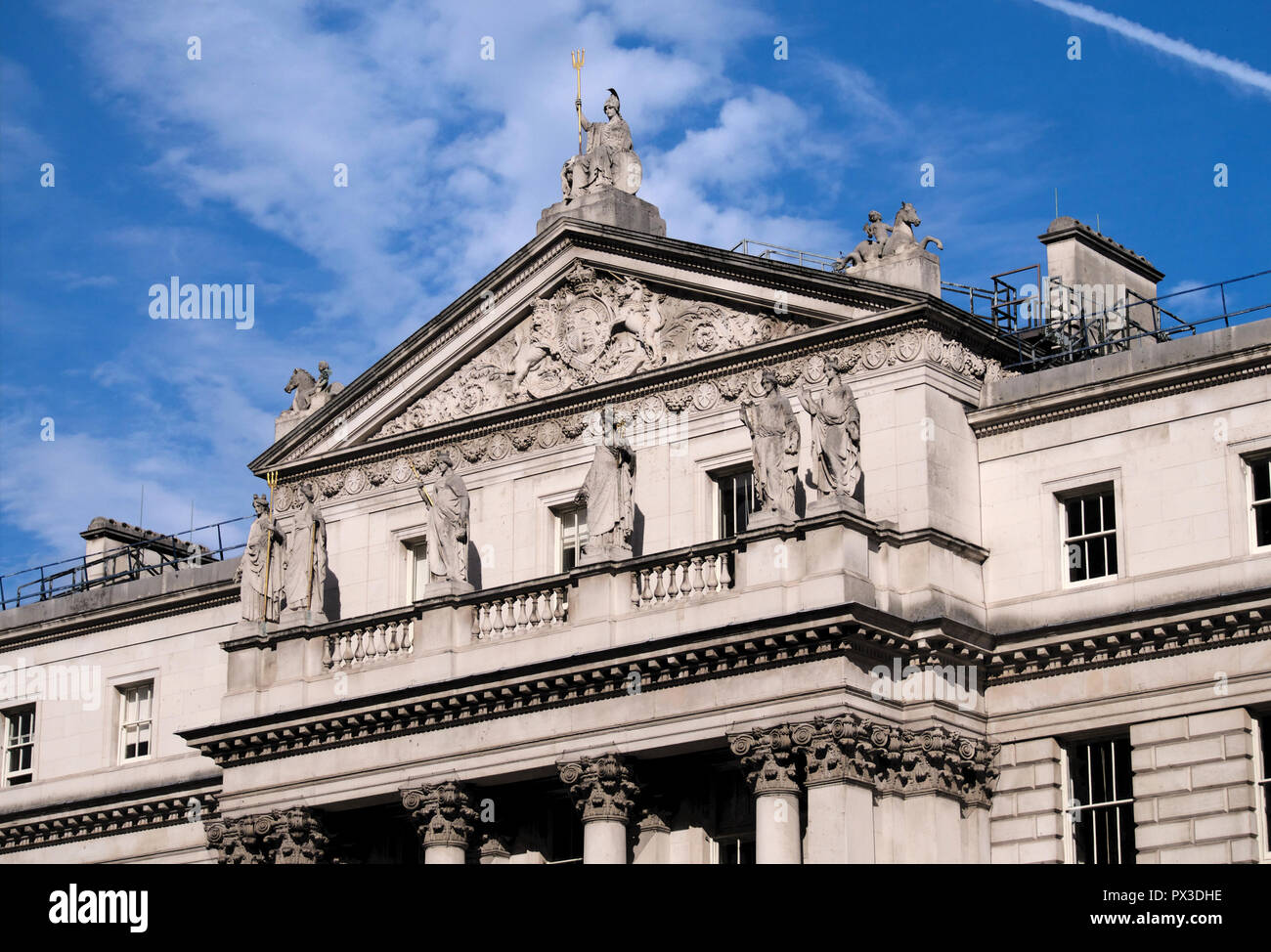 La parte esterna del Somerset House, Londra, da Waterloo Bridge Foto Stock