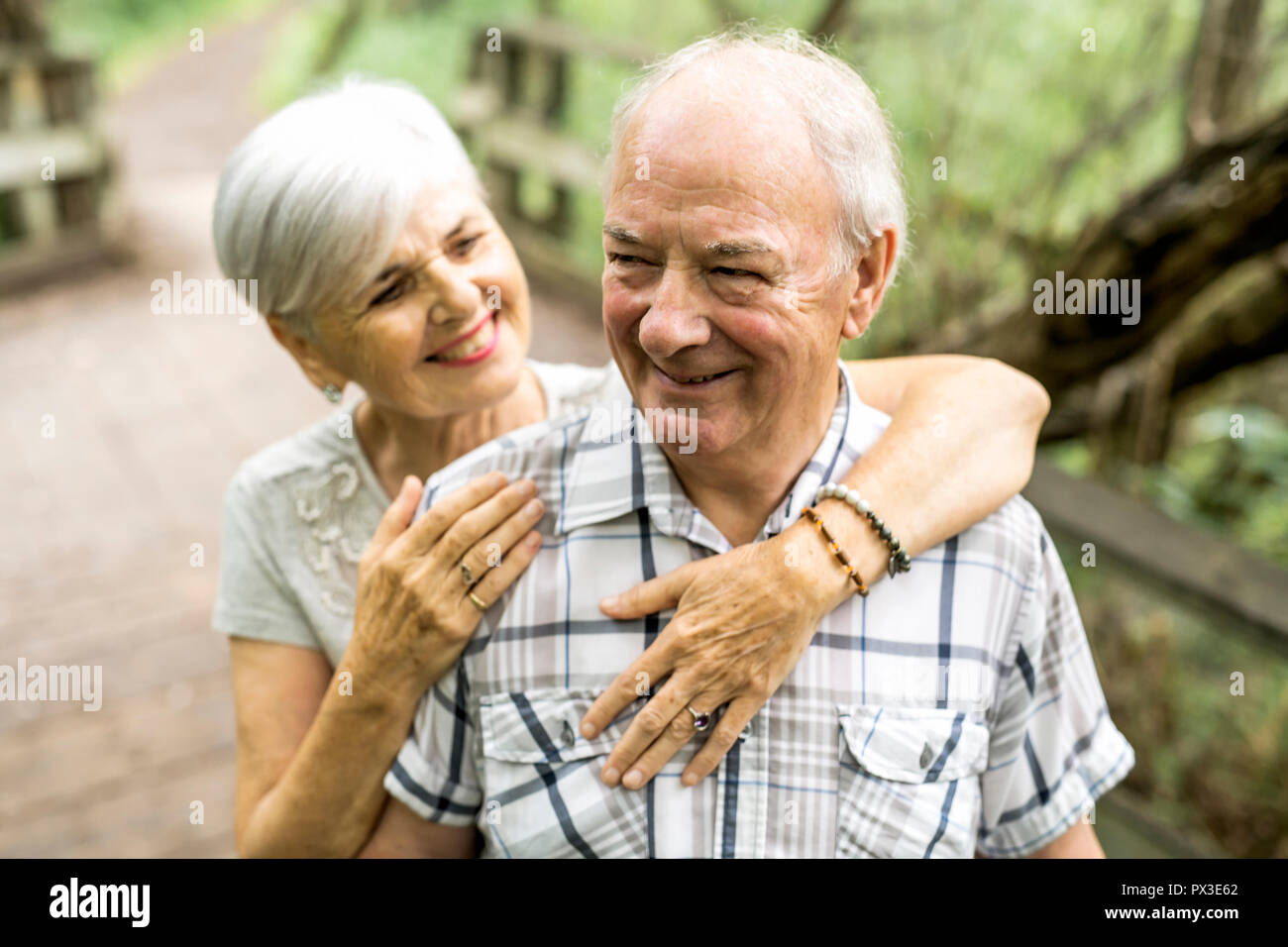 Felice Vecchio caucasico anziani matura in un parco Foto Stock