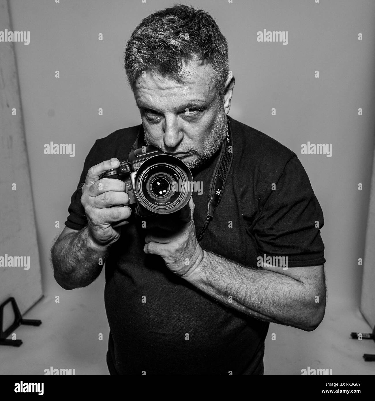 Berlino, Deutschland. Xvii oct, 2018. Esclusivo: 17.10.2018, top fotografo John Rankin Waddell 'Rankin' è stato prenotato al Bombay Sapphire tela Bar a Berlino. Ritratto di esclusiva del fotografo con la sua fotocamera Hasselblad davanti al suo lavoro. In Germania, Rankin è anche noto per i suoi lavori presso il prossimo Germania Top Model. | Utilizzo di credito in tutto il mondo: dpa/Alamy Live News Foto Stock