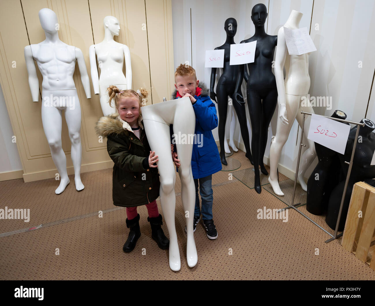 Edimburgo, Scozia, Regno Unito. 19 ottobre, 2018. Con l'imminente chiusura della mitica Fraser department store in Princes Street di Edimburgo, anche i manichini sono in vendita come il negozio cerca di rendere quanto più denaro possibile prima che le porte si chiudono per buona. Tutto il personale del negozio è offerto al 50% di sconto sui prezzi. Credito: Iain Masterton/Alamy Live News Foto Stock