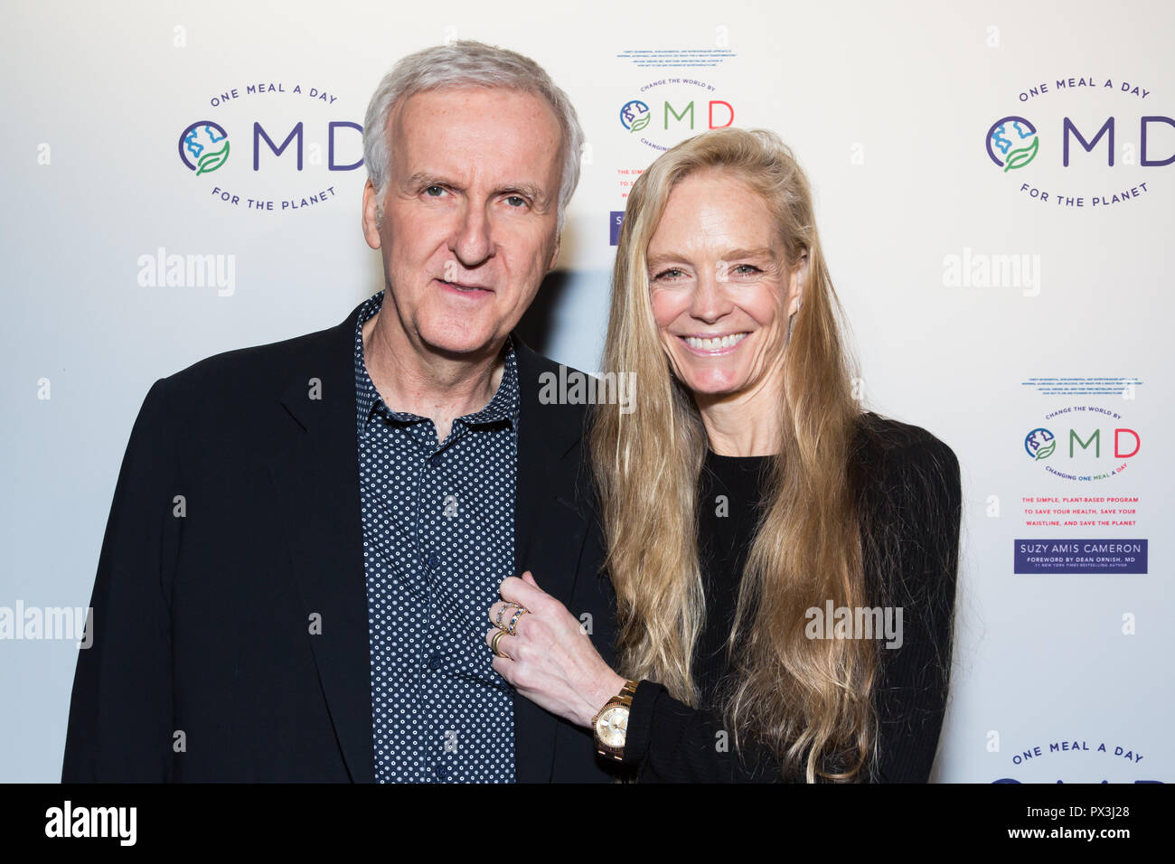 Los Angeles, Stati Uniti d'America. 18 ottobre, 2018. James Cameron (sinistra) e sua moglie Suzy Amis Cameron (destra) assistere al lancio di Suzy Amis Cameron il libro "OMD: semplice, Plant-Based programma per salvare la vostra salute, salva il tuo girovita e salvare il pianeta' ospitato da James Cameron nel crocevia del ristorante. Credito: Vladimir Yazev/Alamy Live News. Foto Stock