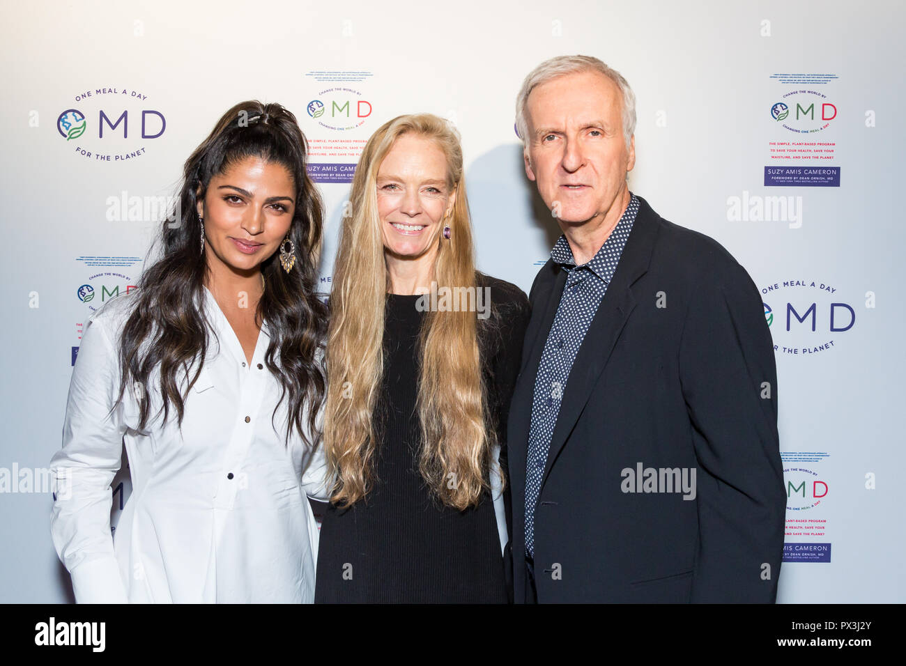 Los Angeles, Stati Uniti d'America. 18 ottobre, 2018. Camila Alves (sinistra), Suzy Amis Cameron (centro) e James Cameron (destra) assistere al lancio di Suzy Amis Cameron il libro "OMD: semplice, Plant-Based programma per salvare la vostra salute, salva il tuo girovita e salvare il pianeta' ospitato da James Cameron nel crocevia del ristorante. Credito: Vladimir Yazev/Alamy Live News. Foto Stock
