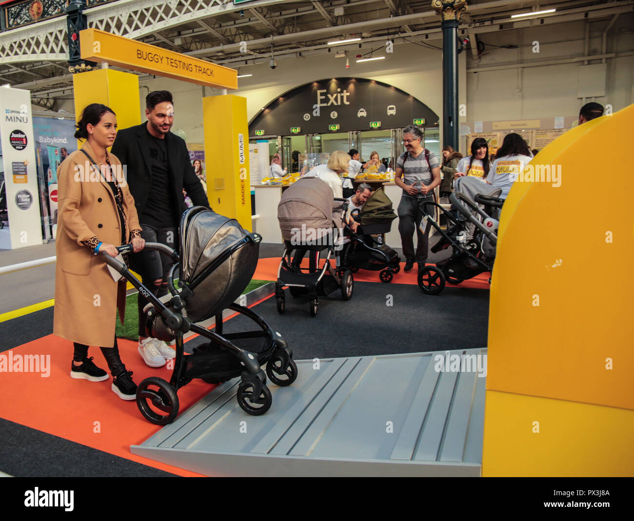 Londra Regno Unito 19 ottobre 2018 Mario Falcone TV personality trovato fama in ITV 2 il solo modo è Essex e fidanzata Becky visitando il bambino mostra all'Olympia Center oggi ,fatturati come ' Il Regno Unito preferito dell evento di shopping per i nuovi e speranzosi dei genitori con la presenza del più grande nome nella high street per il più grande nome nella celebrità genitori Credito: Paolo Quezada-Neiman/Alamy Live News Foto Stock