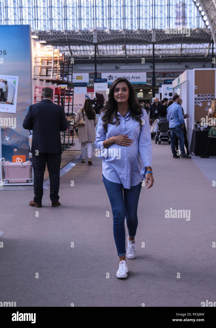 Londra Regno Unito 19 ottobre 2018 Tyla Carr ex amore isola modello concorrente dal Surrey visitando il bambino mostra all'Olympia Center oggi ,fatturati come ' Il Regno Unito preferito dell evento di shopping per i nuovi e speranzosi dei genitori con la presenza del più grande nome nella high street per il più grande nome nella celebrità genitori Credito: Paolo Quezada-Neiman/Alamy Live News Foto Stock