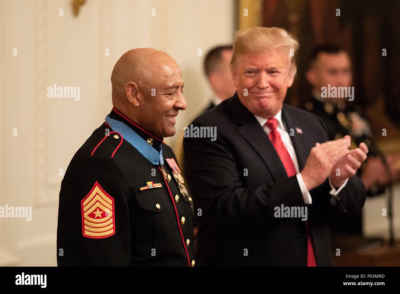 U.S presidente Donald Trump presenta la medaglia d'onore di pensionati U.S. Marine Sgt. Il Mag. John Canley durante una cerimonia che si terrà nella Sala Est della Casa Bianca Ottobre 17, 2018 a Washington, DC. Canley ricevuto le nazioni più alto onore per le azioni durante la Battaglia di tonalità nella guerra del Vietnam. Foto Stock