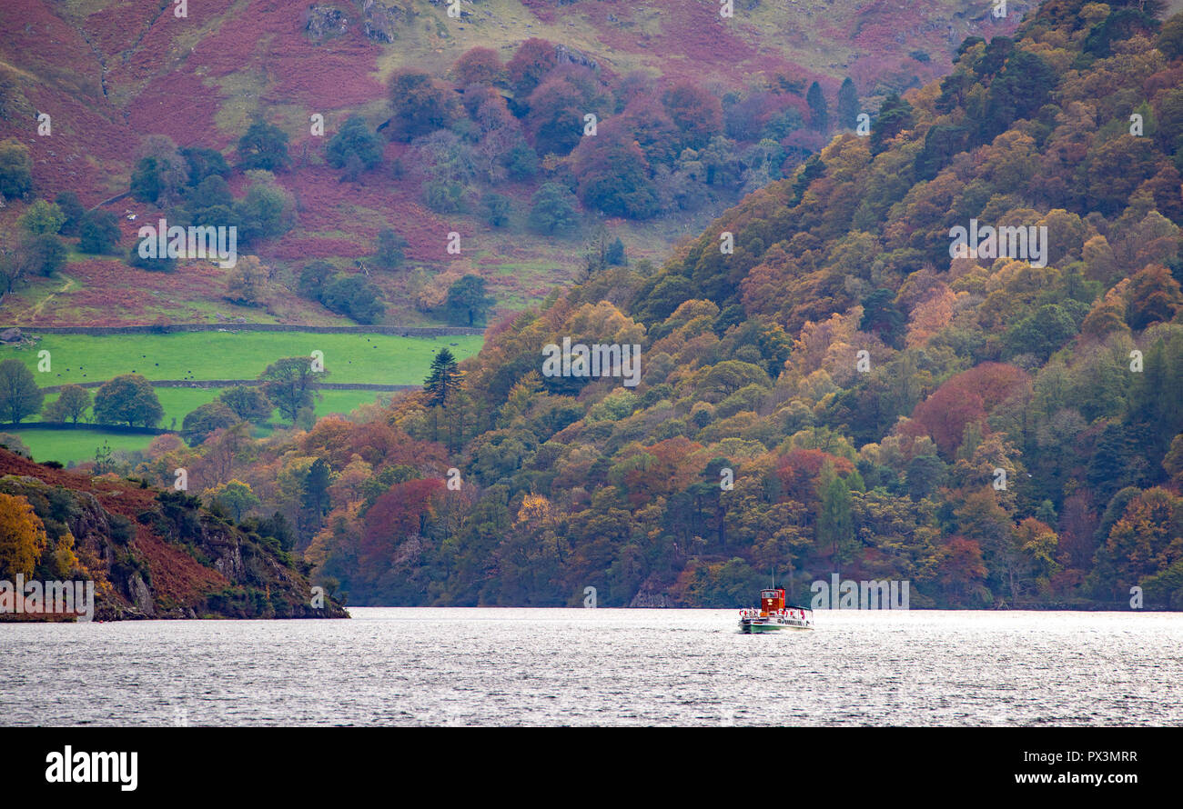 Lake Ullswater, Cumbria. 19 ott 2018. Regno Unito: Meteo i colori autunnali a Ullswater, nel distretto del lago, Cumbria. Credito: John Eveson/Alamy Live News Foto Stock