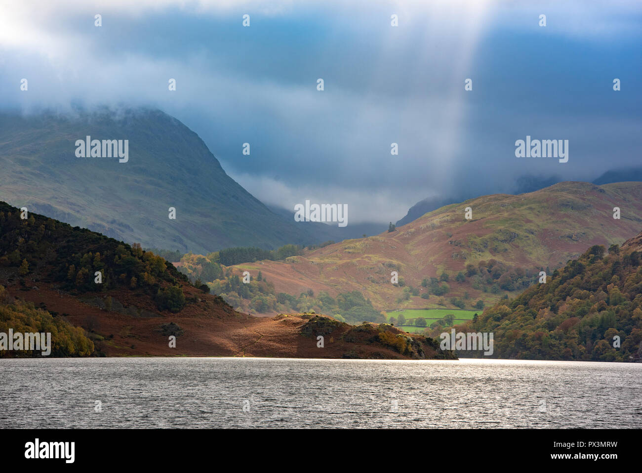 Lake Ullswater, Cumbria. 19 ott 2018. Regno Unito: Meteo i colori autunnali a Ullswater, Cumbria nel distretto del lago. Credito: John Eveson/Alamy Live News Foto Stock