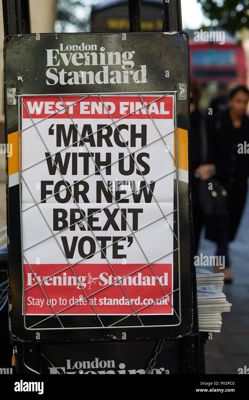 Londra, Regno Unito. - 19 Ottobre 2018: Poster pubblicitari il London Evening Standard quotidiano, che chiedono una nuova votazione Brexit il giorno prima di un ampio voto popolare marzo nel centro di Londra.. Credito: Kevin J. Frost/Alamy Live News Foto Stock