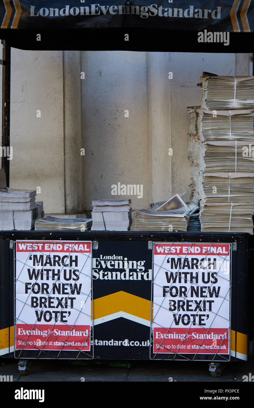 Londra, Regno Unito. - 19 Ottobre 2018: uno stand distribuendo il London Evening Standard quotidiano, che chiedono una nuova votazione Brexit il giorno prima di un ampio voto popolare marzo nel centro di Londra.. Credito: Kevin J. Frost/Alamy Live News Foto Stock