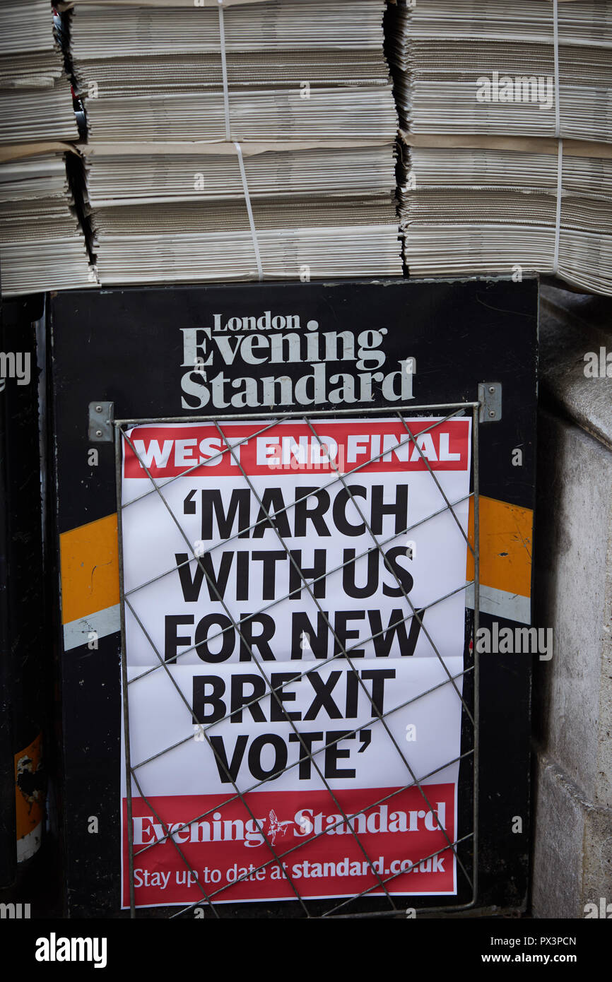 Londra, Regno Unito. - 19 Ottobre 2018: Poster pubblicitari il London Evening Standard quotidiano, che chiedono una nuova votazione Brexit il giorno prima di un ampio voto popolare marzo nel centro di Londra.. Credito: Kevin J. Frost/Alamy Live News Foto Stock