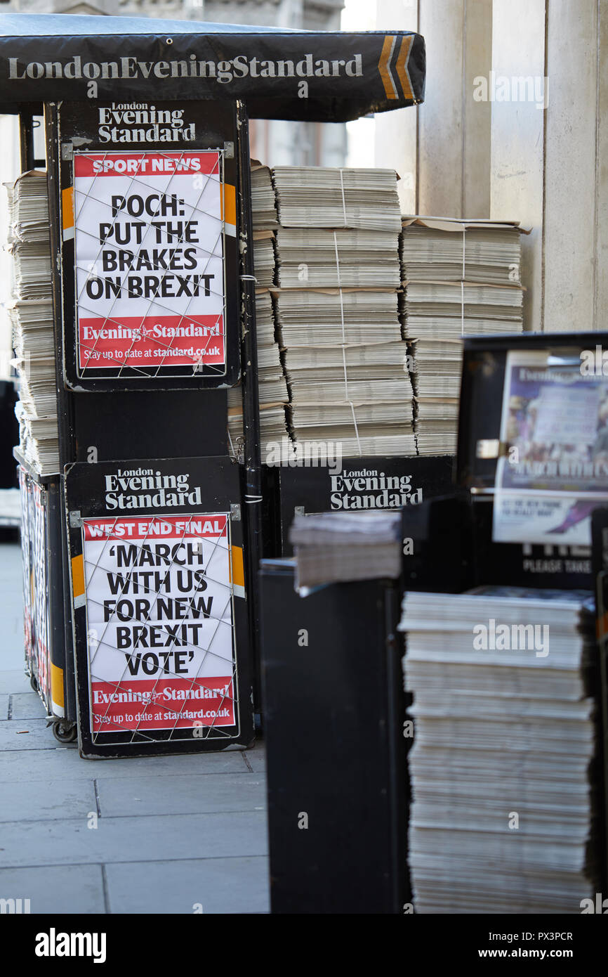 Londra, Regno Unito. - 19 Ottobre 2018: uno stand distribuendo il London Evening Standard quotidiano, che chiedono una nuova votazione Brexit il giorno prima di un ampio voto popolare marzo nel centro di Londra.. Credito: Kevin J. Frost/Alamy Live News Foto Stock
