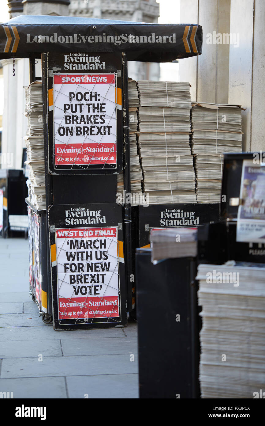 Londra, Regno Unito. - 19 Ottobre 2018: uno stand distribuendo il London Evening Standard quotidiano, che chiedono una nuova votazione Brexit il giorno prima di un ampio voto popolare marzo nel centro di Londra.. Credito: Kevin J. Frost/Alamy Live News Foto Stock