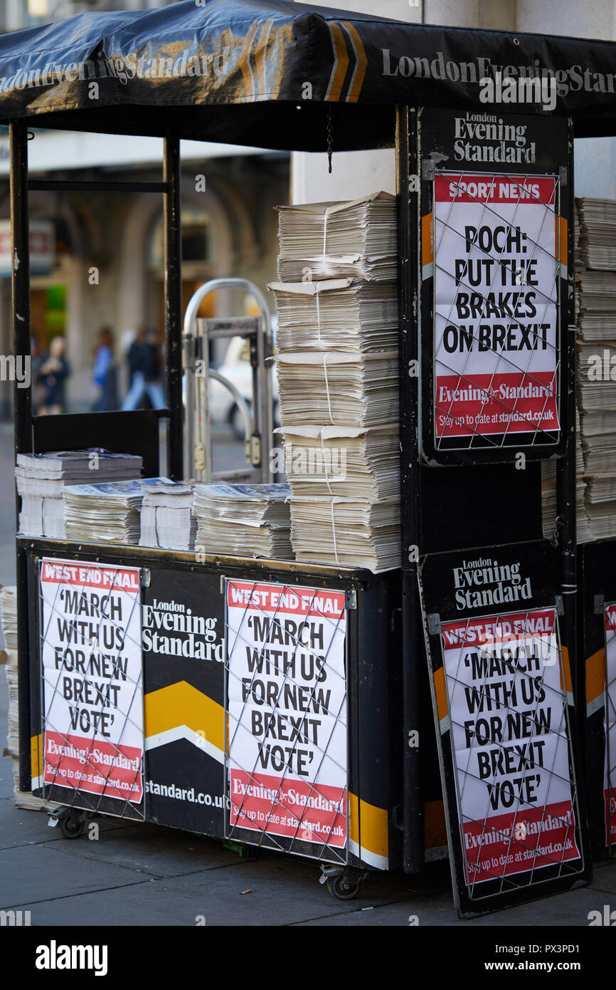 Londra, Regno Unito. - 19 Ottobre 2018: uno stand distribuendo il London Evening Standard quotidiano, che chiedono una nuova votazione Brexit il giorno prima di un ampio voto popolare marzo nel centro di Londra.. Credito: Kevin J. Frost/Alamy Live News Foto Stock