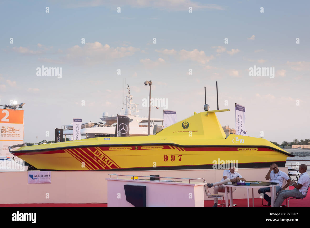 Centro Nazionale Espositivo di Abu Dhabi, Emirati Arabi Uniti - 19 Ottobre, 2018: Abu Dhabi International Boat Show 2018 / Display di velocità di Dubai Boat Vigili del Fuoco 997, Dubai Difesa Civile. Credito: Fahd Khan/Alamy Live News Foto Stock