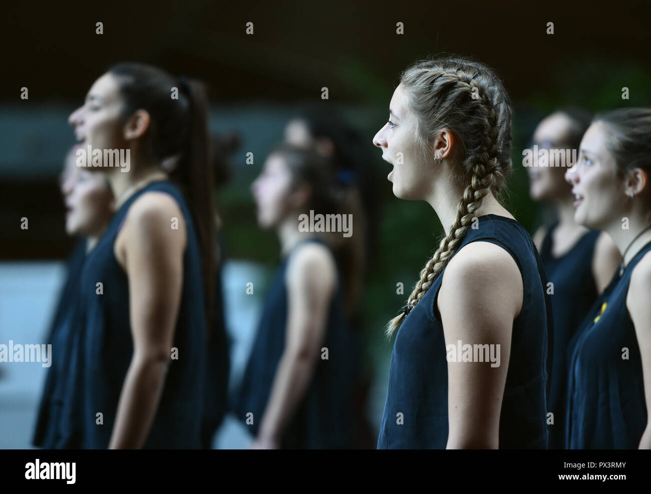 Pechino, Cina. Xix oct, 2018. Membri del coro dalla Spagna Amics de la Unio Chorale eseguire durante gli studenti internazionali Festival Corale Pechino 2018 presso il Centro Nazionale per le Arti dello spettacolo a Pechino Capitale della Cina, Ottobre 19, 2018. Come parte del Beijing International settimana d'arte per la gioventù, l'evento è stato frequentato da giovani coristi provenienti da nove paesi che ha presentato quattro spettacoli del chorus. Credito: Luo Xiaoguang/Xinhua/Alamy Live News Foto Stock