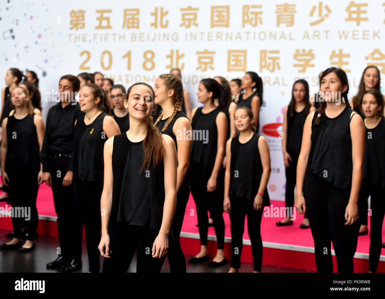 Pechino, Cina. Xix oct, 2018. Membri del coro dalla Spagna Amics de la Unio Chorale eseguire durante gli studenti internazionali Festival Corale Pechino 2018 presso il Centro Nazionale per le Arti dello spettacolo a Pechino Capitale della Cina, Ottobre 19, 2018. Come parte del Beijing International settimana d'arte per la gioventù, l'evento è stato frequentato da giovani coristi provenienti da nove paesi che ha presentato quattro spettacoli del chorus. Credito: Luo Xiaoguang/Xinhua/Alamy Live News Foto Stock