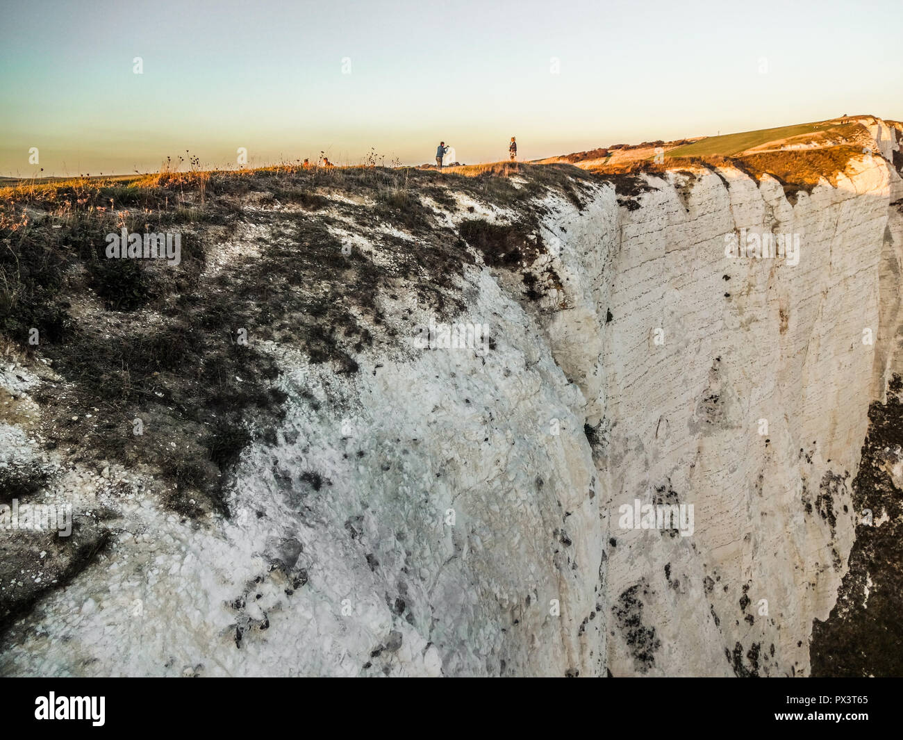 Beachy Head, Eastbourne, East Sussex, Regno Unito..19 ottobre 2018.. Fessure Verticali sulla scogliera di gesso. Più rockfalls sono imminenti e abbastanza naturali lungo la costa meridionale. Le recenti cascate di Seaford e la più grande caduta da oltre un decennio a Birling Gap hanno spinto a richiedere una vigilanza extra vicino alle scogliere. Foto Stock