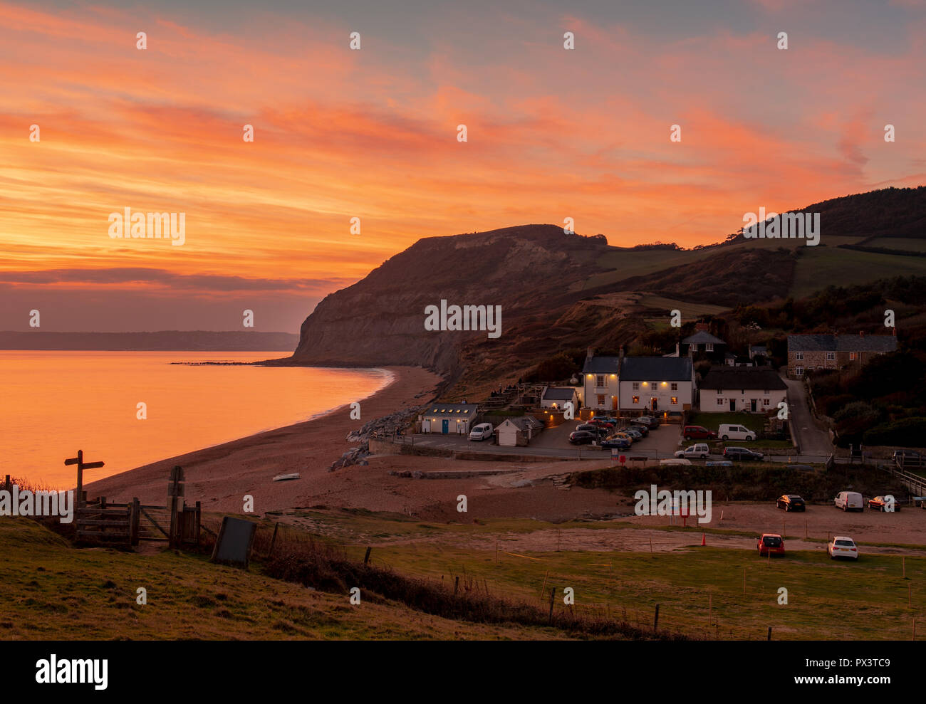 Seatown, Dorset, Regno Unito. Il 19 ottobre 2018. Regno Unito: Meteo il cielo si illumina con colore caldo al tramonto su Jurassic Coast alla fine di una bella giornata di sole sulla costa sud. Credito: Celia McMahon/Alamy Live News Foto Stock