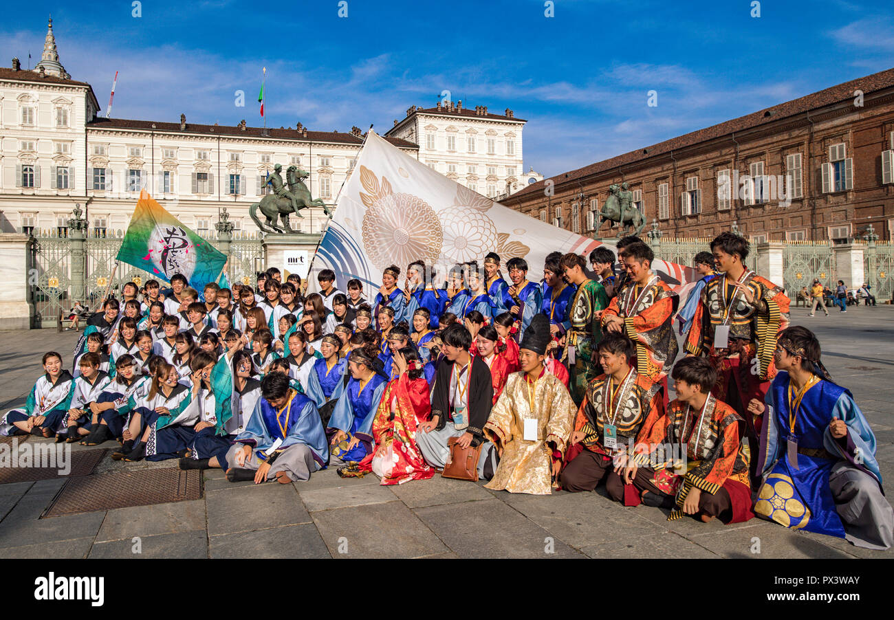Italia Piemonte Torino Giappone settimana - Inaugurazione in Piazza Castello con rappresentazioni artistiche di danze, tamburi, la calligrafia e Samurai. Credito: Davvero Facile Star/Alamy Live News Foto Stock