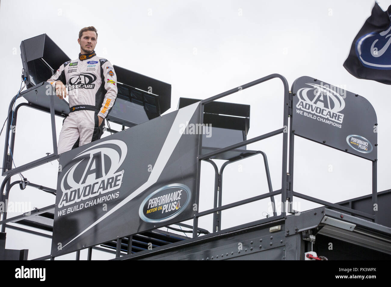 Kansas City, Kansas, Stati Uniti d'America. Xix oct, 2018. Trevor Bayne (6) si blocca in garage durante la pratica per l'Hollywood Casino 400 a Kansas Speedway in Kansas City, Kansas. Credito: Justin R. Noe Asp Inc/ASP/ZUMA filo/Alamy Live News Foto Stock