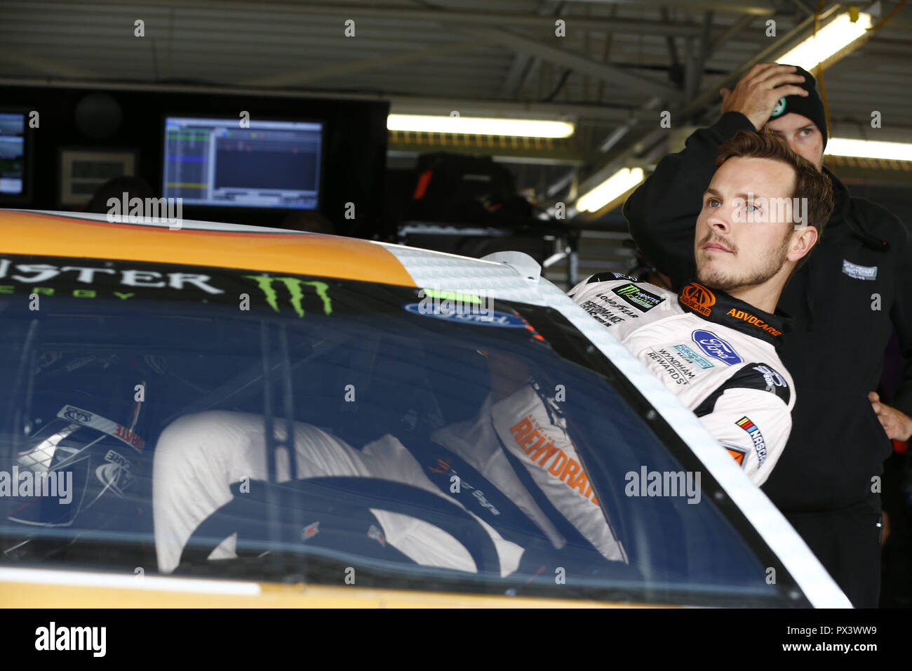 Kansas City, Kansas, Stati Uniti d'America. Xix oct, 2018. Trevor Bayne (6) si blocca in garage durante la pratica per l'Hollywood Casino 400 a Kansas Speedway in Kansas City, Kansas. Credito: Justin R. Noe Asp Inc/ASP/ZUMA filo/Alamy Live News Foto Stock