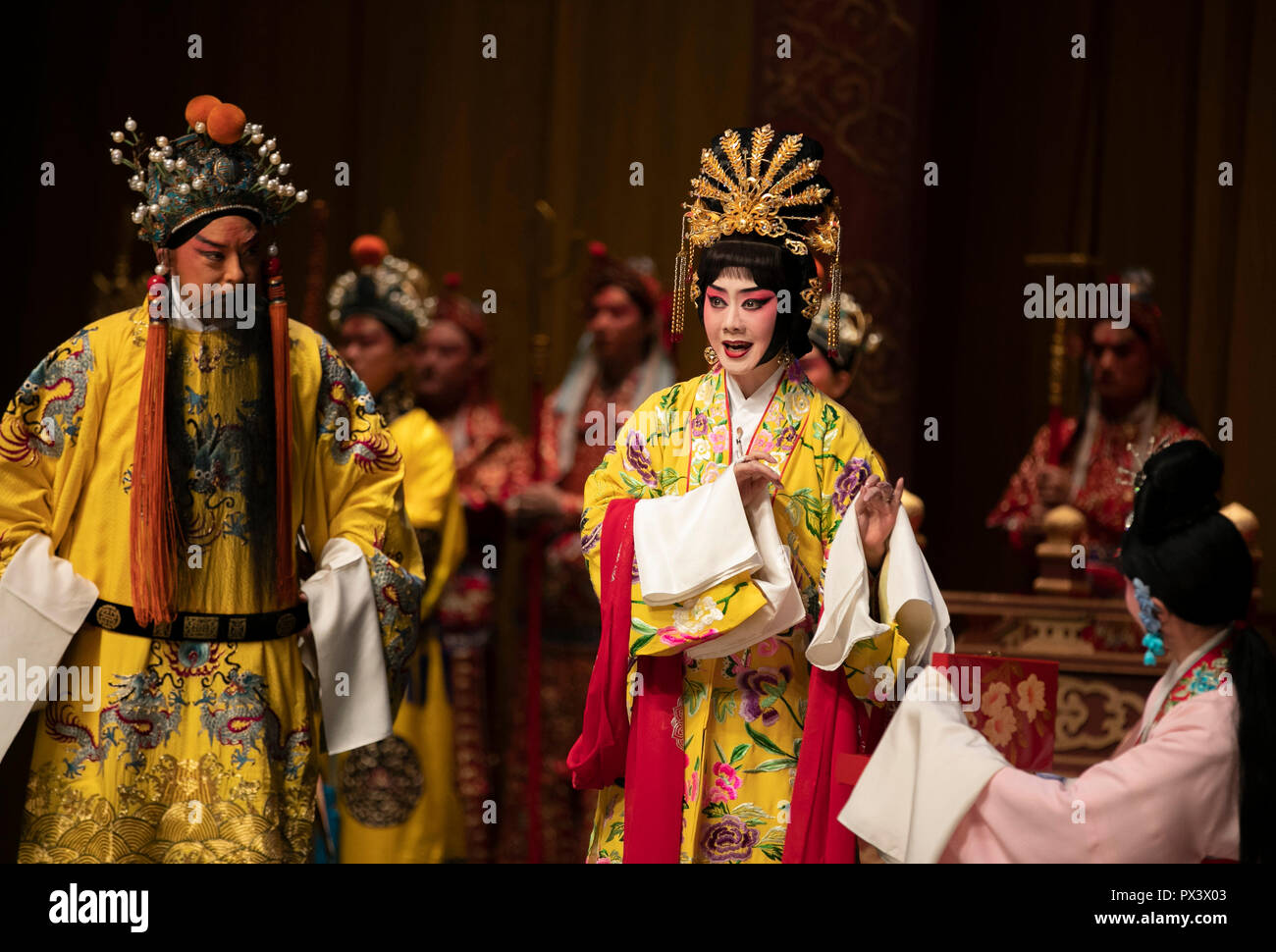 Londra, Gran Bretagna. Xix oct, 2018. Artisti provenienti da Cina Pechino Nazionale Opera Company Eseguire 'l'imperatore e la concubina' al Sadler's Wells Theatre di Londra, Gran Bretagna, su Ott. 19, 2018. La nazionale cinese di Pechino Opera Company (CNPOC) hanno visitato la Gran Bretagna da ott. 9 ott. 22 e portato molte produzioni per il pubblico britannico. Credito: Han Yan/Xinhua/Alamy Live News Foto Stock