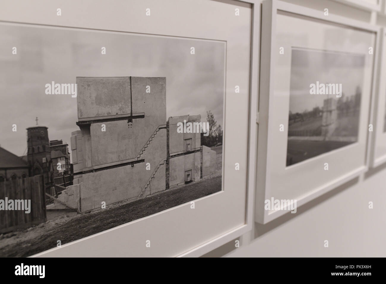 Washington, Stati Uniti d'America. Xix oct, 2018. Foto scattata a ott. 19, 2018 mostra la fotografia opere dell artista inglese Rachel Whiteread presso la National Gallery of Art di Washington, DC, Stati Uniti. La mostra di Rachel Whiteread, un artista britannico che fa principalmente sculture e un vincitore del Premio Turner, ha riunito un centinaio di oggetti dal corso dell'artista 30 anni di carriera, compresi i disegni, fotografie, architettura a scala di sculture, materiali archivistici e materiali documentari su progetti pubblici. Credito: Liu Jie/Xinhua/Alamy Live News Foto Stock